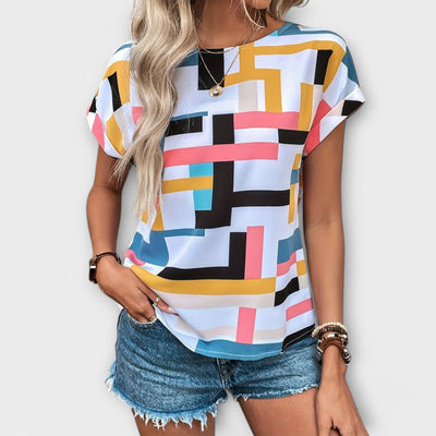 Chloe – The Perfect Short-Sleeved Blouse with a Round Neckline