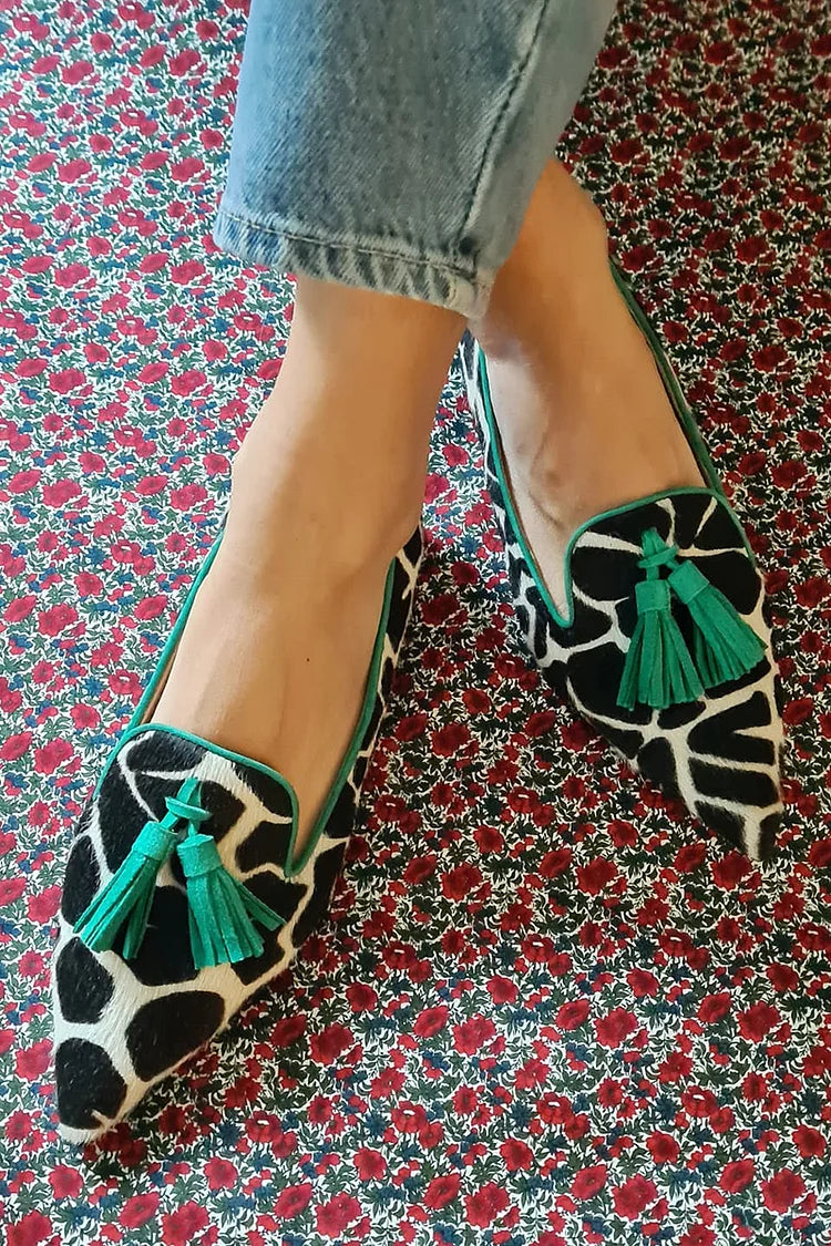 VALERIA - Elegant loafers with tapered toe and decorative tassel details