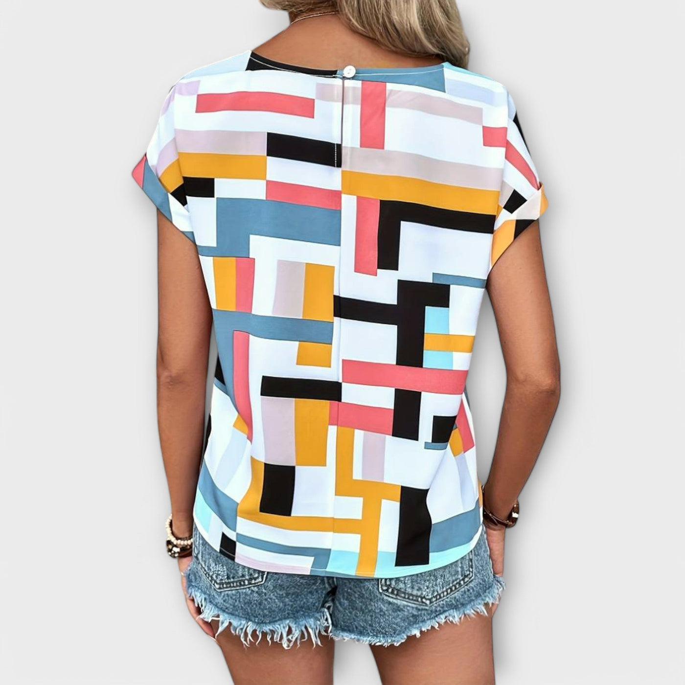 Chloe – The Perfect Short-Sleeved Blouse with a Round Neckline
