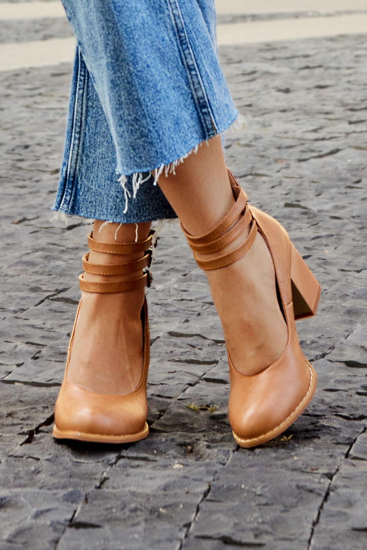 Caa™ - Elegant smooth sandals with ankle straps and thick heels for a sophisticated look