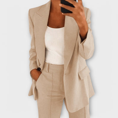 Mila – Classic suit with a flattering silhouette
