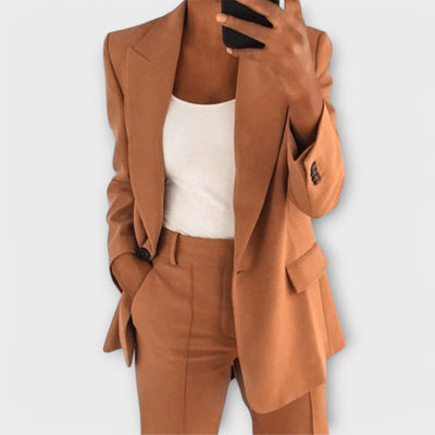 Mila – Classic suit with a flattering silhouette