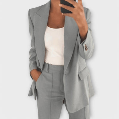 Mila – Classic suit with a flattering silhouette