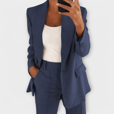 Mila – Classic suit with a flattering silhouette