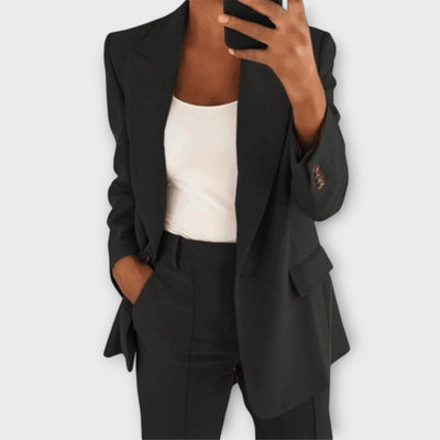 Mila – Classic suit with a flattering silhouette