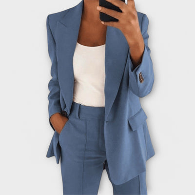 Mila – Classic suit with a flattering silhouette