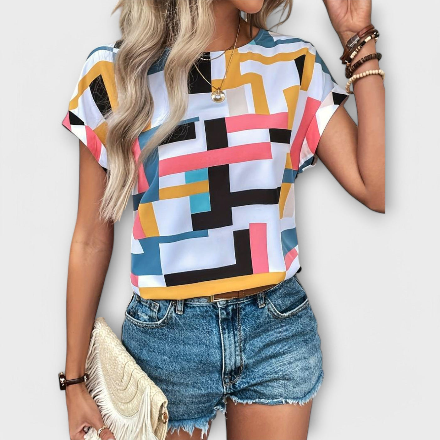 Chloe – The Perfect Short-Sleeved Blouse with a Round Neckline